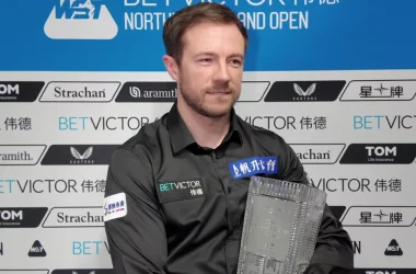 Jack Lisowski with the Alex Higgins Trophy
