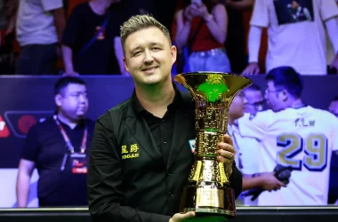 Kyren Wilson with the Xi'an Grand Prix trophy