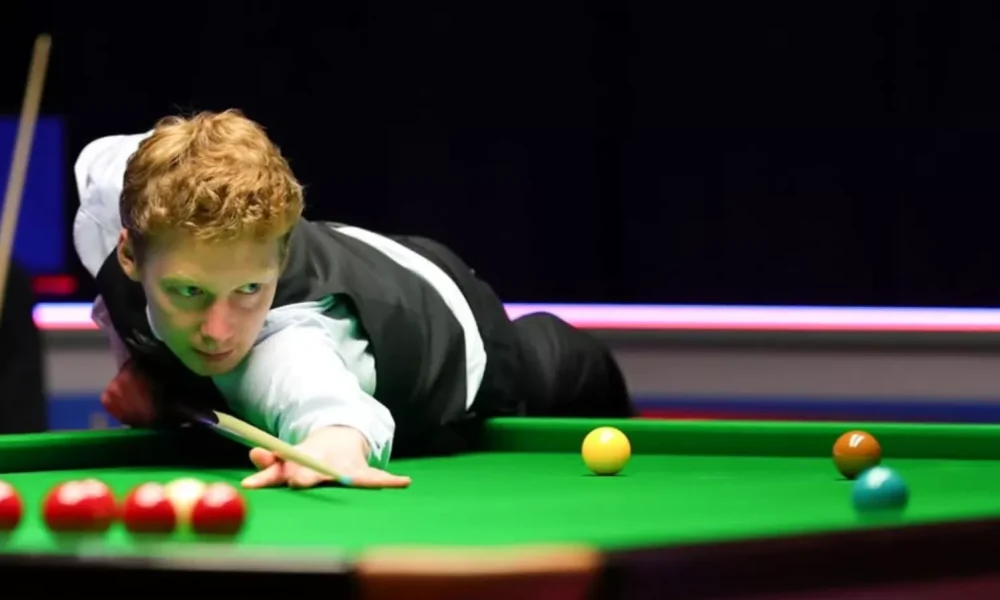 Simon Lichtenberg playing snooker on the main tour