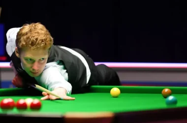 Simon Lichtenberg playing snooker on the main tour