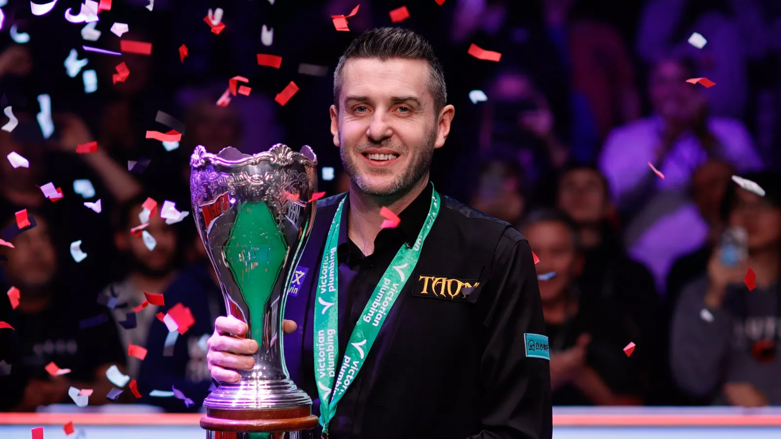 Mark Selby with the UK Championship trophy in 2025