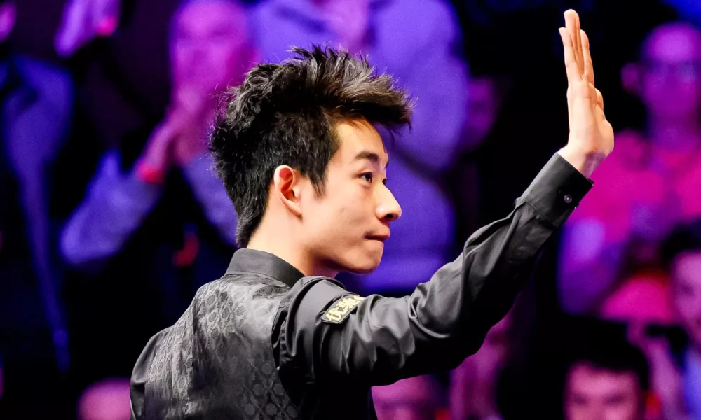 Wu Yize acknowledges the crowd