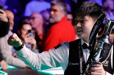 Zhao Xintong with the 2026 Tour Championship trophy