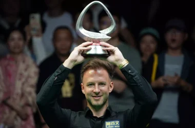 Judd Trump with the 2026 Shanghai Masters trophy