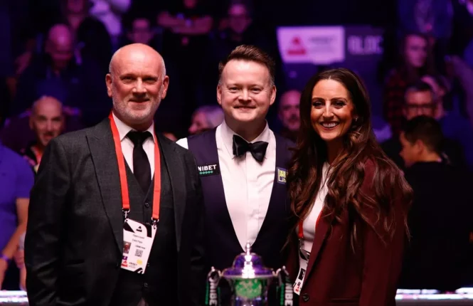 Shaun Murphy with Peter Ebdon after winning the 2025 British Open